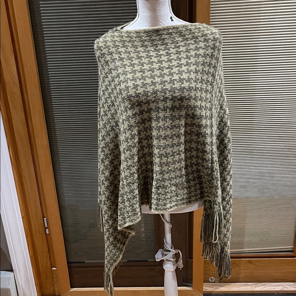 Houndstooth sweater poncho size Small
